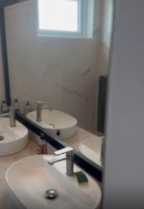 ein Badezimmer mit zwei Waschbecken und einem Spiegel in der Unterkunft Hibiscus Haven in Roseau