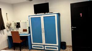 Μια τηλεόραση ή/και κέντρο ψυχαγωγίας στο 1 Habitacion sencilla con baño propio