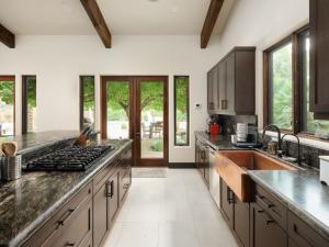 eine Küche mit Granitarbeitsflächen und Edelstahlgeräten in der Unterkunft Private Resort in Lake Hodges in Escondido