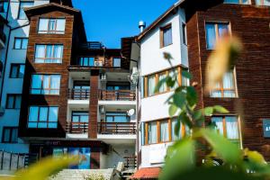 een extern uitzicht op een gebouw bij Gondola Apartments Lux in Bansko