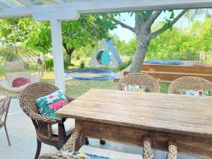 Bazén v ubytování Bohemian ECO lodge Retreat nebo v jeho okolí