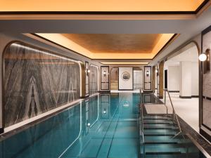 una piscina en un hotel con una pintura en la pared en Mandarin Oriental, Vienna, en Viena