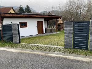 Budova, kde se chata nachází