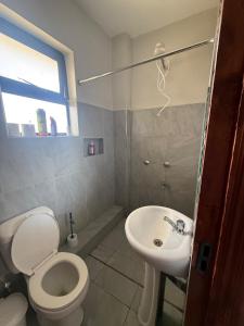 ein Badezimmer mit Toilette und Waschbecken in der Unterkunft One Bedroom Apartment near KSG - Arc II in Nairobi