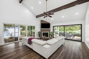 Χώρος καθιστικού στο Luxury House in the Woodlands