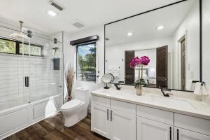 Ένα μπάνιο στο Luxury House in the Woodlands +35 φωτογραφίες