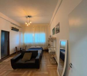 a living room with a bed and a couch at Loft 1 Elegante e Aconchegante Airport GRU in Guarulhos