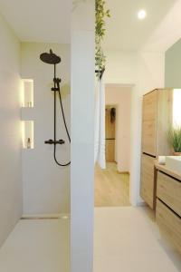 a white bathroom with a shower and a sink at "Skandi-Lounge" - Naturnahe Ferienwohnung mit Kaffeebar, schnellem Internet und Wallbox in Beverstedt