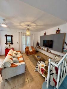 ein Wohnzimmer mit Sofa und Fernseher in der Unterkunft Maison avec jardin à Grand Gaube a 1 min de la plage in Grand-Gaube