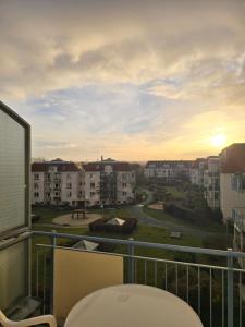 einen Balkon mit Parkblick in der Unterkunft WohnTraum Im Grünen in Dresden