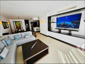 Et tv og/eller underholdning på Aldea Thai Downtown Oceanview Residences