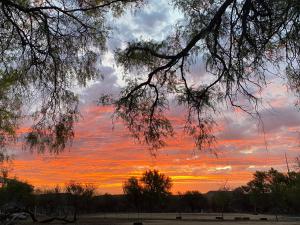 Η ανατολή ή δύση του ηλίου όπως φαίνεται από αυτή η παραθεριστική κατοικία ή από εκεί κοντά