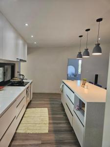 Köök või kööginurk majutusasutuses Luxury Executive 3BR Home Near Prime Business Area +9 fotot