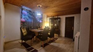 弗拉西克Enjoy the Silence Holiday Home的一间有桌子和黑色椅子的餐厅