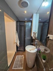 Vannituba majutusasutuses Luxury Executive 3BR Home Near Prime Business Area