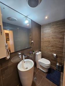 Vannituba majutusasutuses Luxury Executive 3BR Home Near Prime Business Area