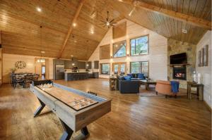 - un grand salon avec une table de ping-pong dans l'établissement Whispering Winds, Luxury Cabins, Sleeps 22, à Broken Bow