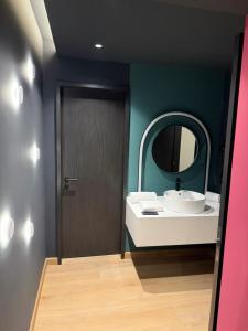 een badkamer met een wastafel en een spiegel bij Hotel More By Kavia in Mexico-Stad