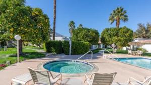 Swimmingpoolen hos eller tæt på Stylish Condo with Golf Course Views