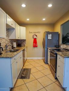 Køkken eller tekøkken på Stylish Condo with Golf Course Views