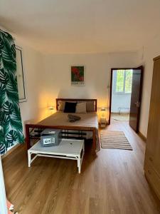 ein Schlafzimmer mit einem Bett und einem Tisch darin in der Unterkunft Maison avec jardin à Grand Gaube a 1 min de la plage in Grand-Gaube + 17 Fotos