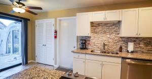 Køkken eller tekøkken på Stylish Condo with Golf Course Views + 27 billeder