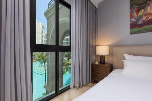 une chambre avec un lit et une grande fenêtre dans l'établissement Oliva 1BR Suite — The Title Legendary BangTao, à Bang Tao Beach 90 autres photos