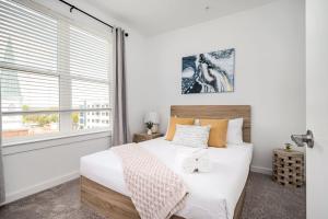 ein Schlafzimmer mit einem Bett und einem großen Fenster in der Unterkunft Luxury 5Beds 3Baths 2Balcony Penthouse 542Blvd in Atlanta