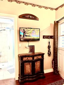 Μια τηλεόραση ή/και κέντρο ψυχαγωγίας στο Barkerhouse 2# unit-heart of oldtown