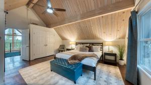 una camera da letto con un letto e un soffitto in legno di Retreat with Lake Access Deck Modern Interior Agate Peak by Avantstay a Tahoe Marina Estates