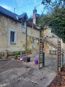 eine Außenansicht eines Hauses mit Garten in der Unterkunft MaisonFrancolatine in Sainte-Maure-de-Touraine