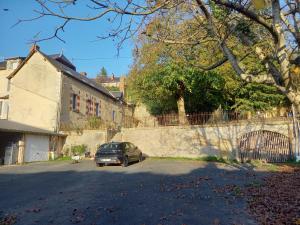 ein Auto, das auf einem Parkplatz neben einer Mauer parkt in der Unterkunft MaisonFrancolatine in Sainte-Maure-de-Touraine