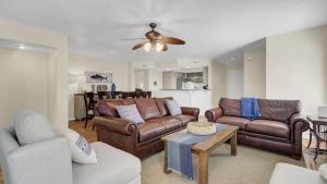 Posezení v ubytování 2 Condos in Wild Dunes Pool Hot Tub Marina Views Yacht Harbor by AvantStay