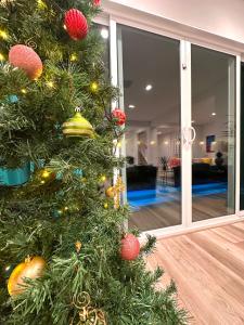 Πισίνα στο ή κοντά στο Christmas-Ready Retreat Pool & Stunning Views Close to Downtown