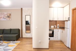 ein Wohnzimmer mit Couch und Küche in der Unterkunft !!!1min From The Lift I Luxury Studio In Pirin Palace in Bansko