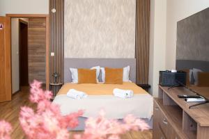 ein Schlafzimmer mit einem Bett mit Handtüchern darauf in der Unterkunft !!!1min From The Lift I Luxury Studio In Pirin Palace in Bansko