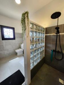 Koupelna v ubytování Contemporary apartment, sea view + 8 fotografií