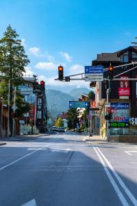eine leere Straße mit einer Ampel in einer Stadt in der Unterkunft !!!1min From The Lift I Luxury Studio In Pirin Palace in Bansko + 15 Fotos