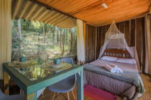 Una cama o camas en una habitación de Quinta do Vale- Cabana dos Esquilos: Lago, Cascata