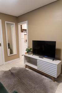 TV a/nebo společenská místnost v ubytování Apto Pet Friendly com Garagem no Centro