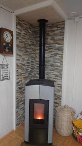 een open haard in een kamer met een bakstenen muur bij Do you like peace and silence in Tervola +2 foto's