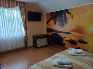 ein Schlafzimmer mit zwei Betten und einem Gemälde an der Wand in der Unterkunft Casa Jasmin in Bran