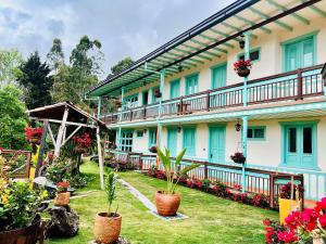 a building with plants and flowers in a yard at Canela Mountain Villa Hotel in Salento