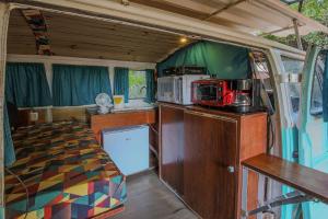 Η κουζίνα ή μικρή κουζίνα στο Quinta do Vale - Kombi Home: Lago, escorrega, cascata, piscina, fogo de chão