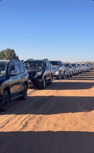 eine lange Schlange von Autos, die auf einem Parkplatz geparkt sind in der Unterkunft Camp azawan hananich  + 1 Foto
