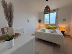 une chambre blanche avec un lit et une fenêtre dans l'établissement Magnifique T3 proche Paris & Disneyland, à Ozoir-la-Ferrière