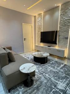 Una sala de estar con un sofá y un televisor de pantalla plana. en Pavilion Heights, en Lagos 4 fotos más