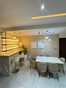 Un comedor con mesa y sillas en Pavilion Heights, en Lagos