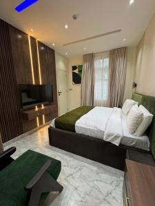 una habitación de hotel con cama y televisor de pantalla plana en Pavilion Heights, en Lagos