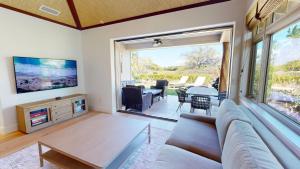 Televiisor ja/või meelelahutuskeskus majutusasutuses PiH: Dancing Honu Walk to the Beach Bikes and Beach Gear